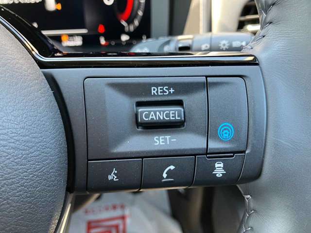 注目の【プロパイロット】付き！前を走行している車との車間距離を把握して、減速や停車をしたり前進したりを自動で促してくれます！高速道路などではハンドルも自動で支援！