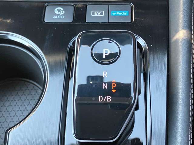 【e-POWER搭載】新しい形の電気自動車です。エンジンで電気を発電して作った電気を使ってモーターで走る、新しいハイブリッド！大変低燃費でパワフルな走りを体験して下さい。