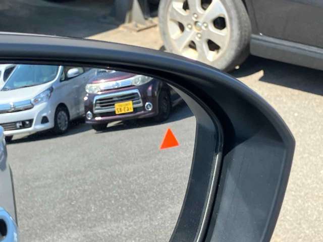 BSM（ブラインドスポットモニタリング）付き！車線変更の際、ドアミラーに映っていない斜め後方のクルマの存在に気が付かず・・・なんてことをサポートしてくれます！