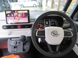 握りやすく操作しやすい革巻きハンドル。便利なステアリングスイッチ付き、ハンドルから手を放さずにさまざまな操作しやすく、パーキングアシストや電話などのスイッチついてます。安全でお買い得です。