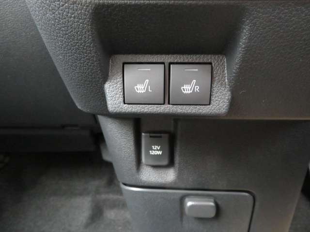 運転席、助手席にシートヒーター付き☆座面が温かくなるシートヒーターを採用。さらにリアヒーターダクト後席の足元に温風を送り込むリアヒーターダクトを装備、寒い日でも室内全体を暖かくキープします