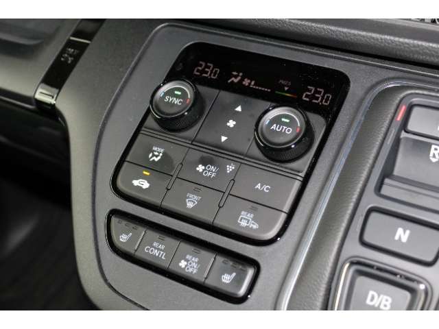 運転席、助手席、後席の3つのゾーンそれぞれで、お好みの温度設定ができるトリプルゾーンコントロール・フルオートエアコンディショナーです。