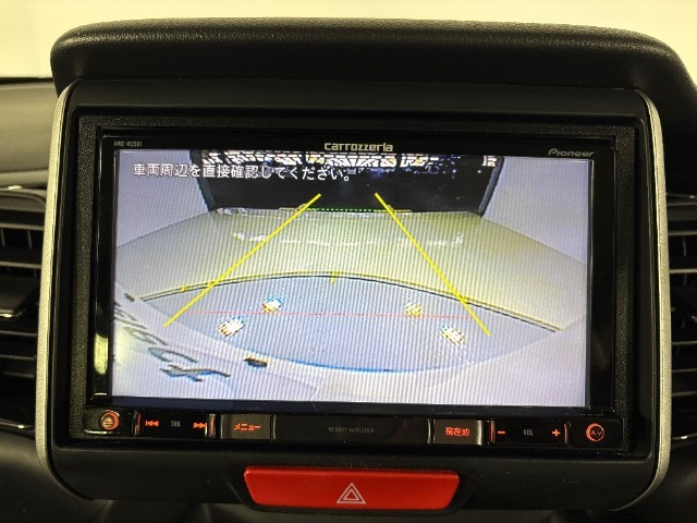 ■バックモニター搭載！ バック時目視しにくいクルマの周囲をカメラで映し出し、安全・安心駐車をサポートします。バックの苦手な方も後ろがハッキリ見えるので安心です