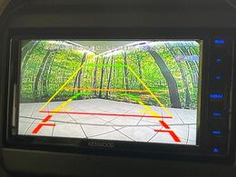 【バックカメラ】駐車時に後方がリアルタイム映像で確認できます。大型商業施設や立体駐車場での駐車時や、夜間のバック時に大活躍！運転スキルに関わらず、今や必須となった装備のひとつです！