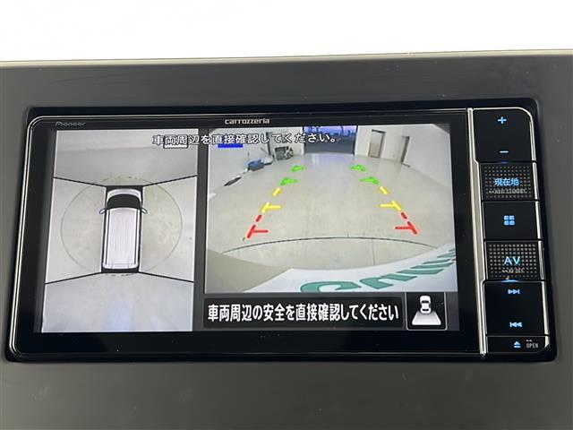 【アラウンドビューモニター】まるでクルマを真上から見下ろしたかのような視点で駐車をサポートします！クルマの斜め後ろや真横など、前後左右の4つのカメラの映像が合成されて、モニターに映し出されます。