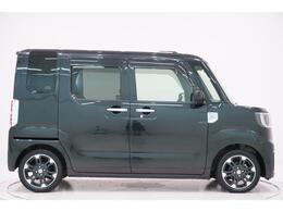 県内13店舗にて常時500台以上ダイハツ車を展示中です。見て、触って、納得のいく一台をぜひ見つけてください。