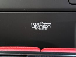 【マークレビンソンサウンドシステム】メーカーオプションの高品位サウンドシステムを搭載。専用のチューニングが施された大小様々なスピーカーから良質なサウンドが奏でられ、臨場感あふれる音響空間を演出します。