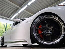 【エイムゲイン製22インチアルミホイール】大人気メーカーのホイールを装備♪軽量・高硬度のアルミホイールは、ハンドリング・加速など、走りの質を向上してくれます♪