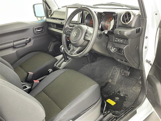 【運転席】座り心地が良いシートなので長時間の運転でも快適にお過ごしいただけます。新品のフロアマットのご注文も可能です。掲載箇所以外にご希望の写真がございましたらお気軽にお問い合わせ下さい。
