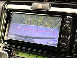 【バックカメラ】駐車時に後方がリアルタイム映像で確認できます。大型商業施設や立体駐車場での駐車時や、夜間のバック時に大活躍！運転スキルに関わらず、今や必須となった装備のひとつです！