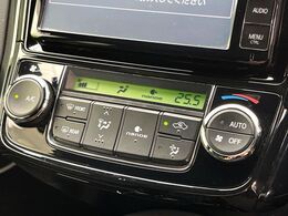 【オートエアコン】一度お好みの温度に設定すれば、車内の温度を検知し風量や温度を自動で調整。暑い…寒い…と何度もスイッチ操作をする必要はありません。快適な車内空間には必須の機能ですね♪