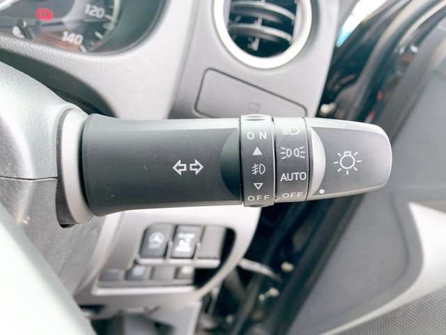 【オートライト】車外の明るさを検知して、自動的にヘッドライトを点灯してくれます♪トンネルを走行する際にも、自動的に点灯してくれて便利な装備の1つです♪