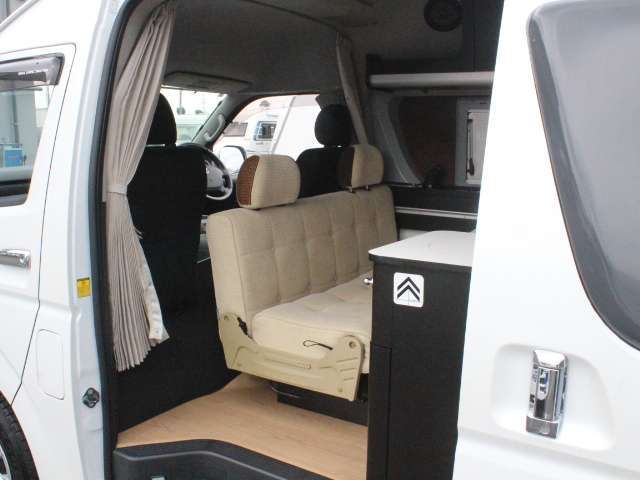 乗車人数：7名　就寝人数：5名　車両サイズは、長さ538cm　幅192cm　高さ240cm。8ナンバーとなります♪
