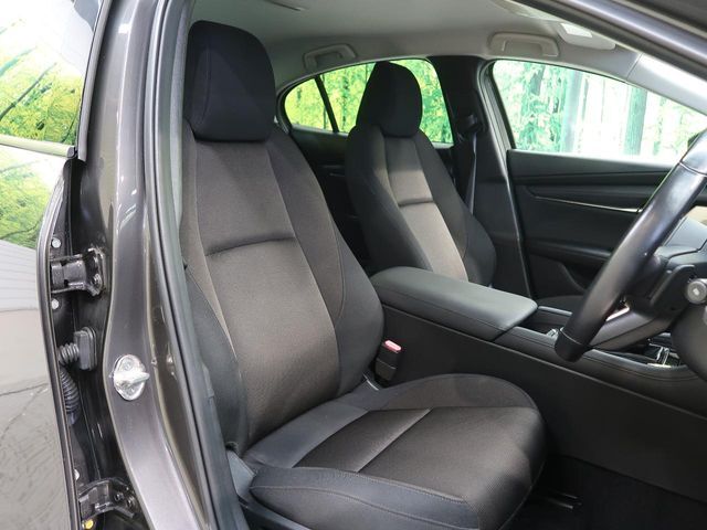 運転席まわりには十分なスペースがあり、大柄な方でもゆったり運転していただける環境です。