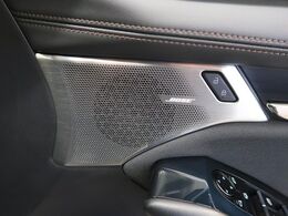 【BOSEサウンドシステム】メーカーオプションの高品位サウンドシステムを搭載。専用のチューニングが施された大小様々なスピーカーから良質なサウンドが奏でられ、臨場感あふれる音響空間を演出します。