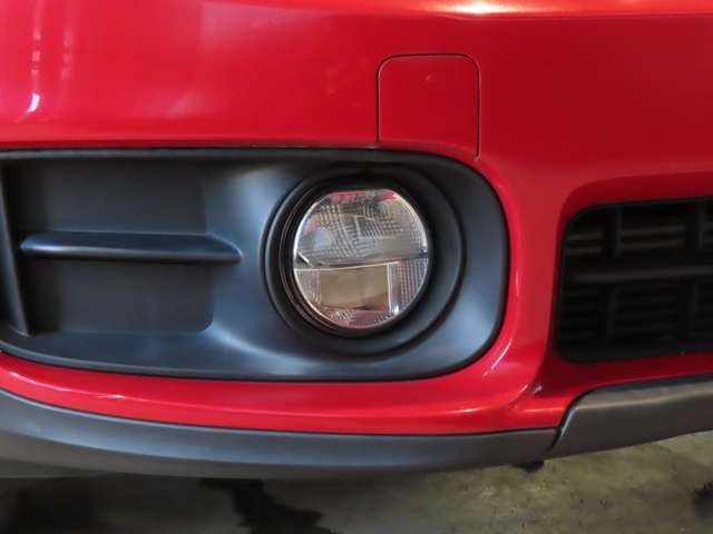 フォグライトです。天候が荒れているときや視界の悪い夜道でも効率的に照らすことができます。