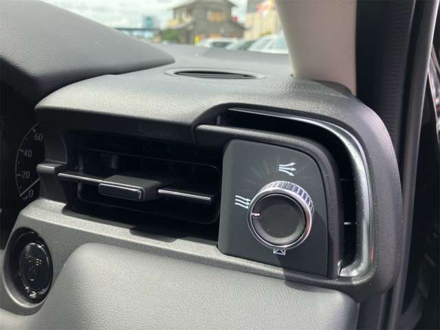 大容量なグローブボックス搭載！　車検証入れ以外にも、様々なものが収納できます！