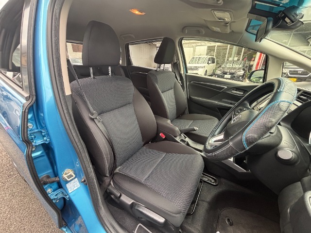 フロントシートのお写真です。　広い足元と、ゆったり座れるシートは長時間の運転でも疲れにくくなっております♪
