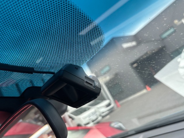 車両前方ドライブレコーダーが装備されております♪