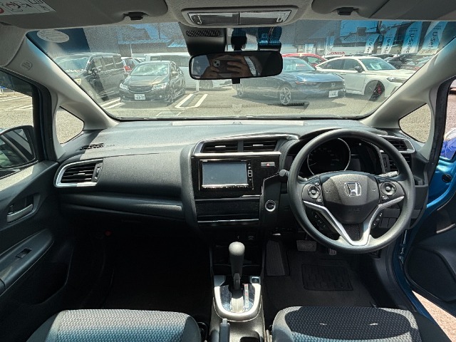 インパネ周りのお写真です。　視界が広く運転もしやすくなっております♪