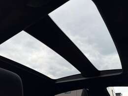 大人気メーカーオプションのパノラマルーフ装着車両でございます。電動のシェードですのでワンタッチで開閉も可能です。車両上部全体的にガラスになっておりますので車内の解放感はぜひ店頭で体感してください！