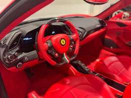 内装色:ROSSO FERRARI【人気オプションのカーボンファイバードライバーゾーンが装備されております。】