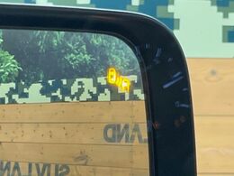 【ブラインドスポットワーニング】走行中、ドアミラーの死角になりやすい箇所に後続車が接近するとサイドミラー付近に警告を表示、ドライバーに注意喚起をしてくれます。