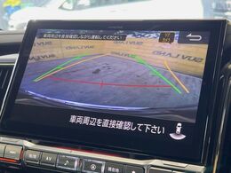 【バックカメラ】駐車時に後方がリアルタイム映像で確認できます。大型商業施設や立体駐車場での駐車時や、夜間のバック時に大活躍！運転スキルに関わらず、今や必須となった装備のひとつです！