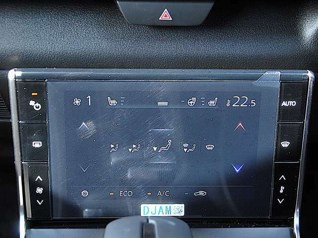 タッチパネル式のロアディスプレイが採用されています。運転席・助手席で独立して温度を設定でき、快適な室内環境でMX-30を楽しむことができます。