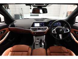 ドライバーに向かってレイアウトされた機能的なセンターコンソールやコントロール類がもたらす高い操作性。常に、運転に集中できるレイアウトです。