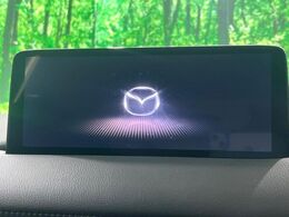 【10.25インチマツダコネクト】車内の雰囲気にマッチした大型ディスプレイ。スマホ接続でのナビ使用やBluetooth再生等、様々な機能が楽しめます。直感的なダイヤル操作が可能で、使い勝手も良好です。