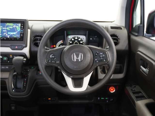 【Honda SENSING】 カメラ等装置で精度の高い検知能力を発揮、安全運転を支援します。ステアリング上のコントローラーに注目！