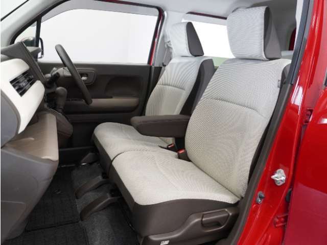 運転席と助手席は足元が繋がっているので自由に行き来しやすいので駐車場が狭いときでも助手席側からスムーズに乗り降りできて便利！