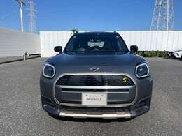 ご納車前には、MINIを熟知したメカニックによる100項目の点検・整備を行います。不具合箇所、交換時期に達している部品に関しましては、全て当社負担で交換してからのご納車となります。