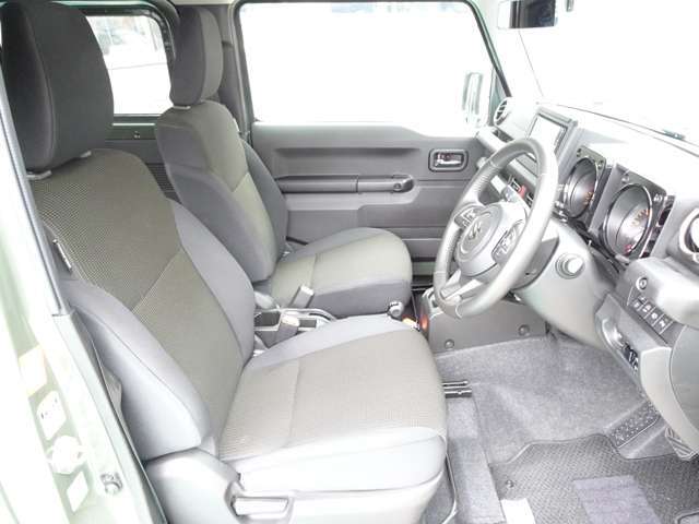 運転席も足元広々で、ゆったりと運転できます＾＾