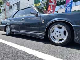 ホイールは当時物SVOディッシュ16インチ、ツラもタイヤもしっかり合わせています。前後フルタップ車高調でローダウンです。このくらいの車高だと街乗りは楽ちんですね。