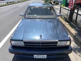 かっこよすぎて自分で乗りたいくらいです。車高はまだ下げられますけど、展示場の出し入れの都合でこのくらいにしてあります。腹下擦るのは良いとしてエアロは大事にしないとね。
