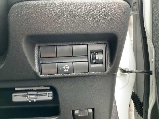 運転席スイッチ部。アイドリングストップ付き