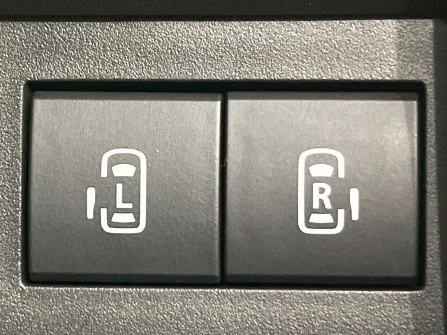 【両側パワースライドドア】スマートキーや運転席のスイッチで後席両側スライドドアの開閉が可能♪電動だから力を入れてドアを開ける必要が無く、小さなお子様でも簡単に開け閉めでき快適です♪