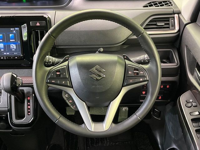 【純正革巻きステアリング】上質な革を使用することで、手にしっかり馴染みとても運転しやすいハンドルです♪