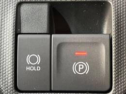 【電動パーキングブレーキ】パーキングブレーキは便利な電動式！ボタン一つで操作でき、アクセルを踏めば自動で解除されます♪レバーやペダルが無いので運転席廻りもすっきりしますね♪