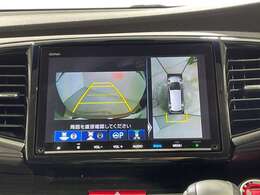 【マルチビューカメラシステム】まるでクルマを真上から見下ろしたかのような視点で駐車をサポートします！クルマの斜め後ろや真横など、前後左右の4つのカメラの映像が合成されて、モニターに映し出されます。