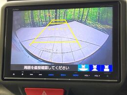 【バックカメラ】駐車時に後方がリアルタイム映像で確認できます。大型商業施設や立体駐車場での駐車時や、夜間のバック時に大活躍！運転スキルに関わらず、今や必須となった装備のひとつです！