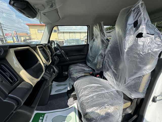 リアシートは分割式になります。ワンタッチでフラットにも出来ますのでお荷物が多い時等はフルフラットにして積む事も可能です。