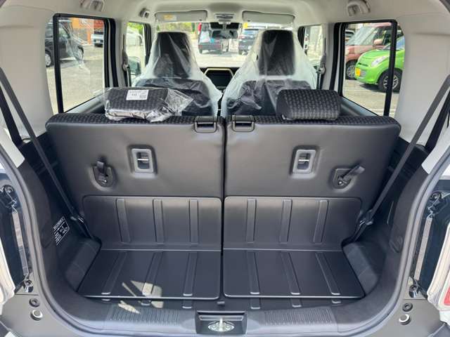 ☆フラットシート☆後部座席を倒すとフラットになる為、たくさんのお荷物や大きなお荷物を積むときに便利です！