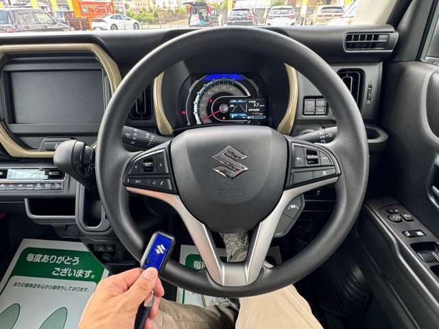 オートエアコン標準装備です。簡単操作で車内が設定した温度になるまで風量、吹き出し口を自動的に調整してくれます。いつでも快適な運転が楽しめます。