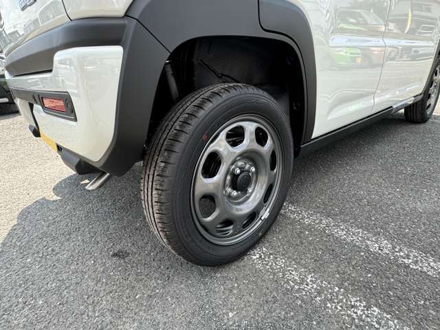 スマートキー標準装備です。車に近づいてリクエストスイッチを押せばドアの開閉ができます。更にエンジンの始動もカギを挿さずに出来ます。防犯面でも安心に繋がります。