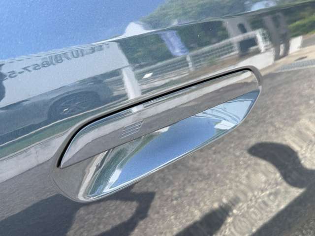【デザインとの融合】BMWデザイナーが創り出したボディデザインを損なう事のない様に配置とデザインに拘っています。ドアノブについてもBMWの拘りに妥協はありません。