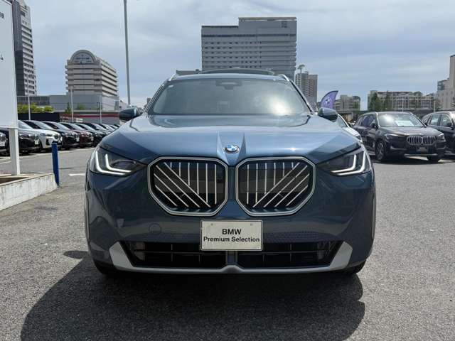 【キドニーグリル】BMWは約90年もの間、ほぼ全ての車両にひと目でBMWだと分かるこの特徴的なフロントグリルが備えられ、デザイン・アイコンとして親しまれてきました。