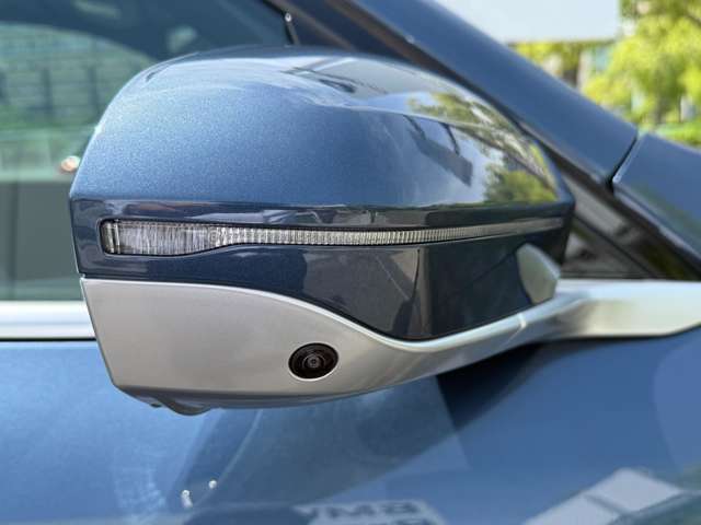 【BMWミラー】視認性の高いスタイリッシュなミラー。自動防眩機能も付いており夜間のドライビングをサポートします。